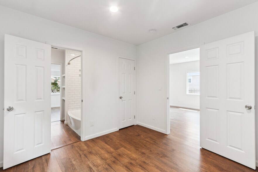Building Photo - 218 W 87th St