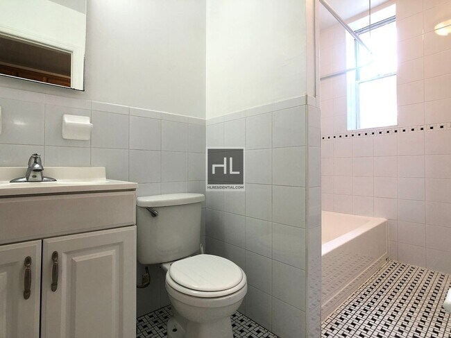 Building Photo - BEAUTIFUL GRAVESEND 2BD/1BA WITH W&D HOOKUP