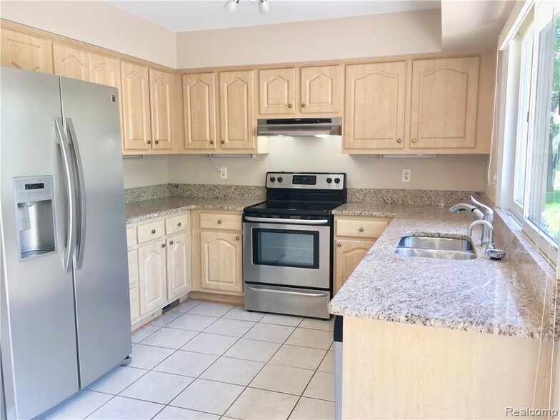 Building Photo - 1829 Golf Ridge Dr