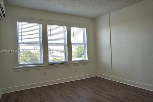 Building Photo - 501 SW 6th Ct