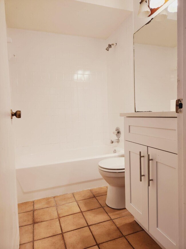 Building Photo - 3013 Sir Hamilton Cir