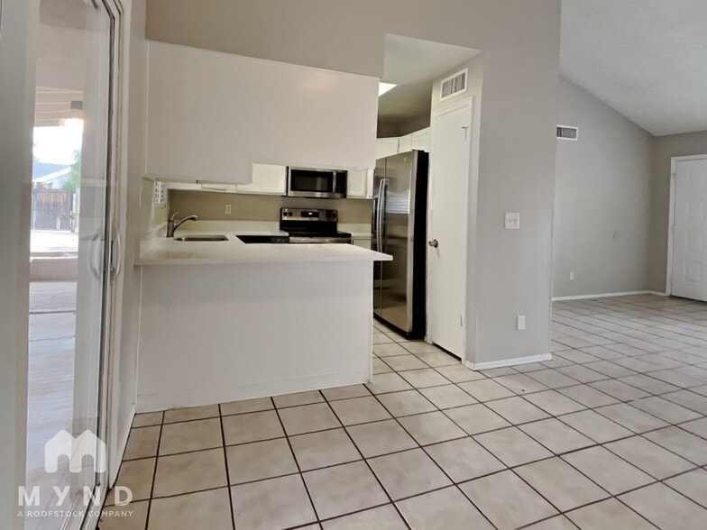 Building Photo - 11220 N 72nd Dr