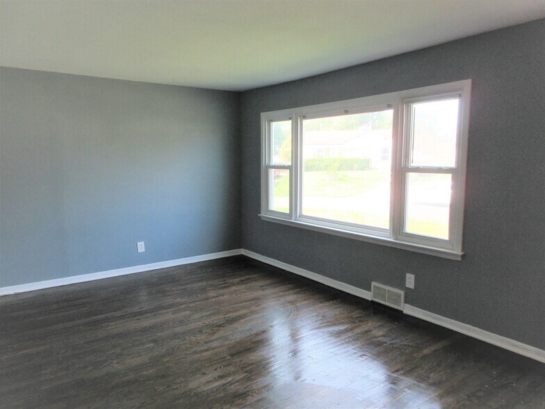 Building Photo - 110 La Sierra Dr