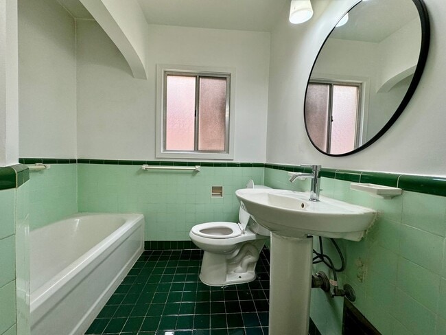 Building Photo - Excellent Location Large 1 Bed with a Huge Private Yard