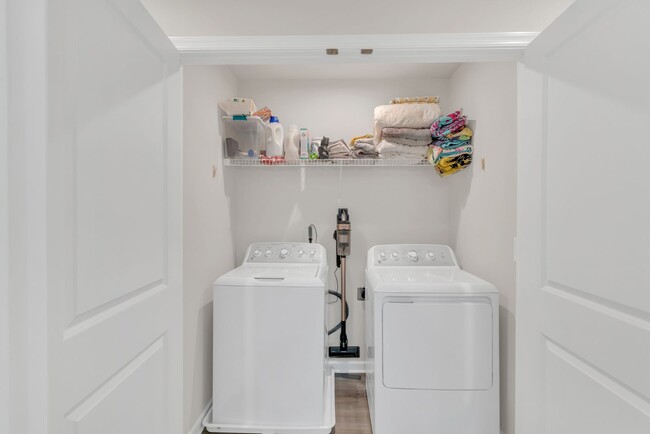 Building Photo - Beautiful Townhome!! Great Location!!
