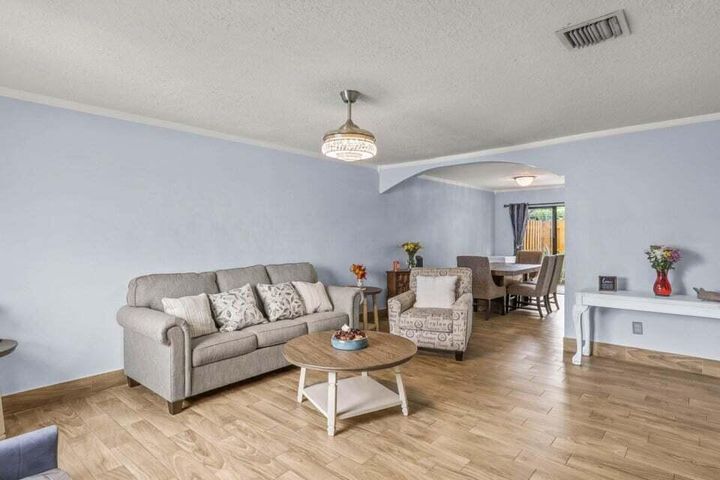 Building Photo - 901 Riverside Dr