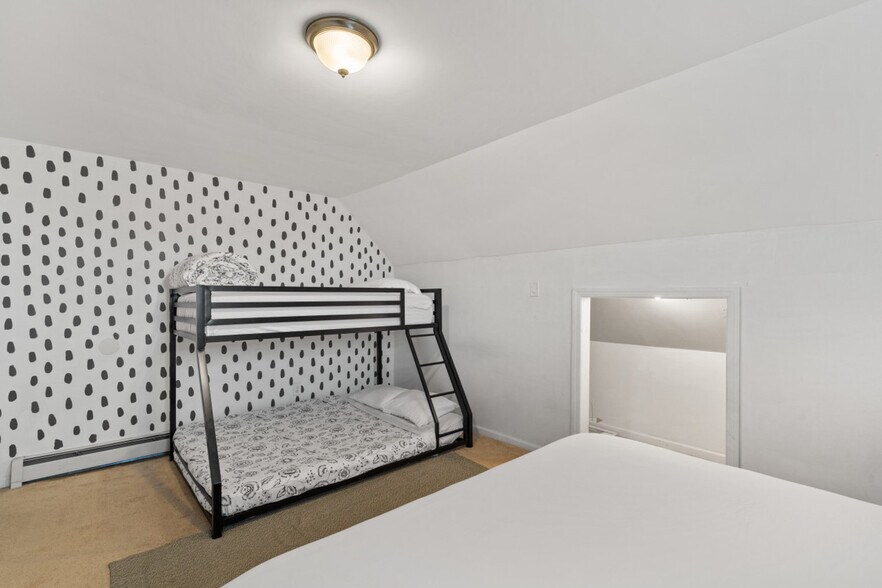 Building Photo - 37 W 50th St