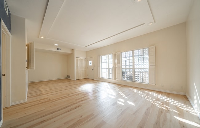 Building Photo - 2/1 Alamo Heights Condo ~ Freshly Remodele...