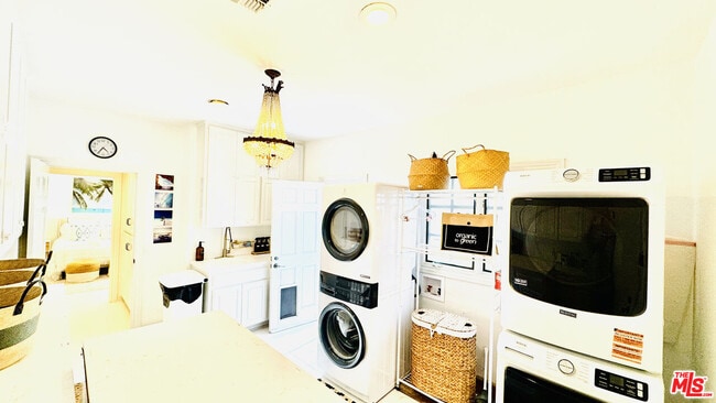 Building Photo - 1423 Floresta Pl
