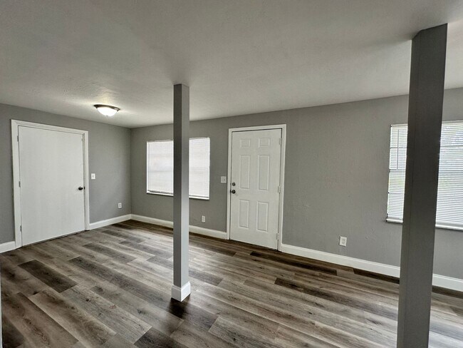 Building Photo - 2117 Mitchell Ct