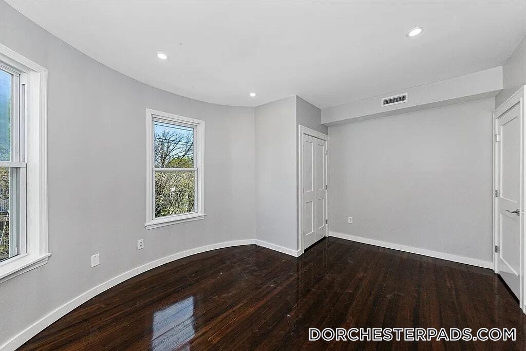 Building Photo - 19 Chase St