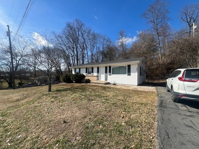 Building Photo - Newly Renovated 3 Bedroom, 2 Bathroom Home - 1200 sqft