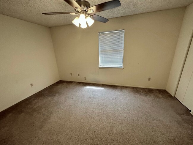 Building Photo - 1BR/1BA Condo Near Campus