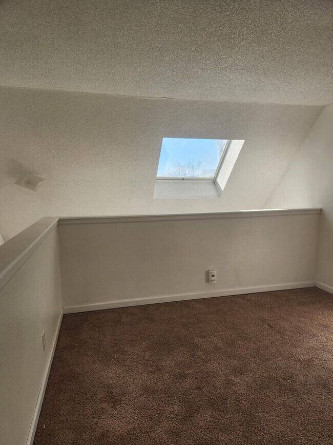 Building Photo - Cozy Split-level Condo with a Private Balcony!