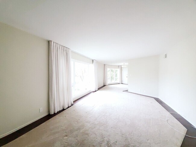 Building Photo - Lovely top floor condo unit; 2 bed/ 2 bath