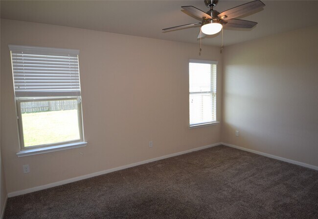 Building Photo - 3042 Village Creek Dr