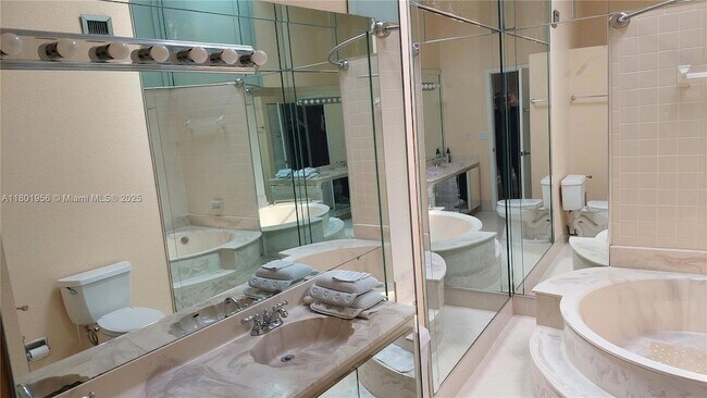 Building Photo - 2675 Parkview Dr S