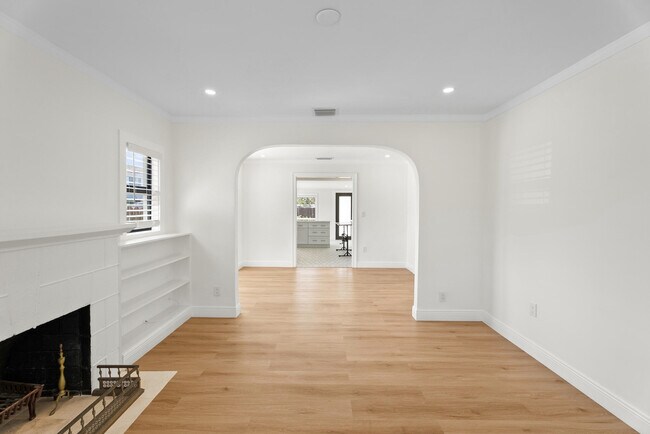 Building Photo - 517 55th St