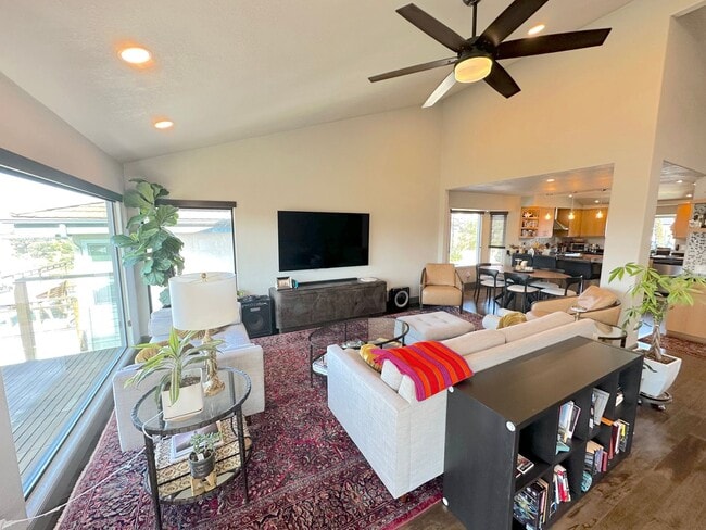 Building Photo - Stunning Hillside Home with Expansive View...