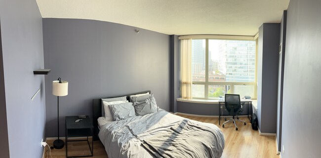 Large Bedroom - 600 N Kingsbury St