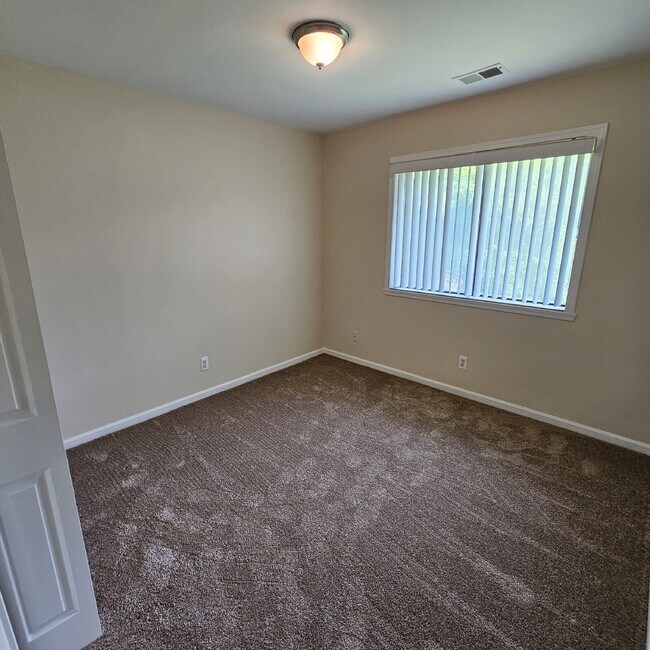 Building Photo - Upper 2 Bedroom Unit with New Carpet and F...