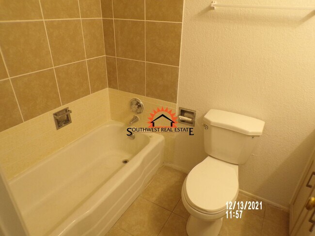 Building Photo - Cute 3 bedrooms 2 bath home 1 car garage