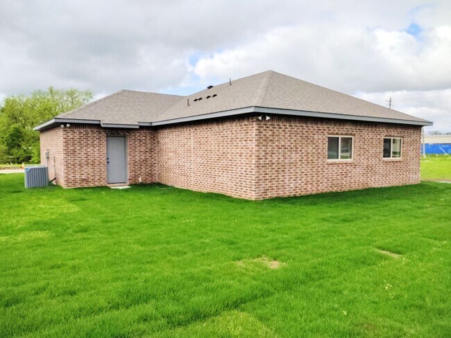 Building Photo - Newly constructed 3/2/1 in Sanger