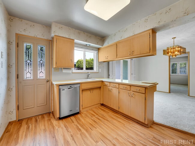 Building Photo - 5250 Vickie Dr