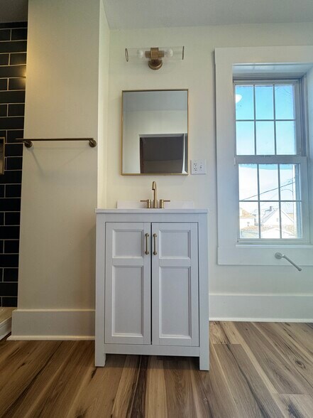 Building Photo - 119 E 20th Ave