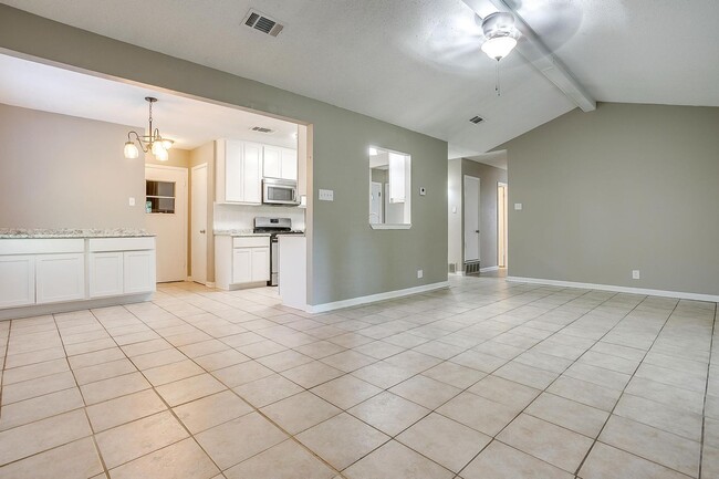 Building Photo - 3 bed 2 bath home is located in the Countr...