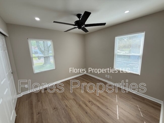 Building Photo - 1300 Evaline Dr