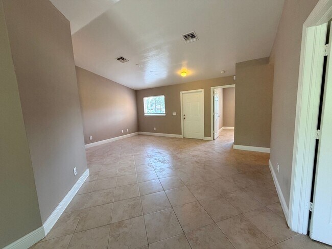Building Photo - 3 Bedroom 2 Bath Duplex