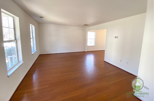 Building Photo - 17 Hawkesbury Rd