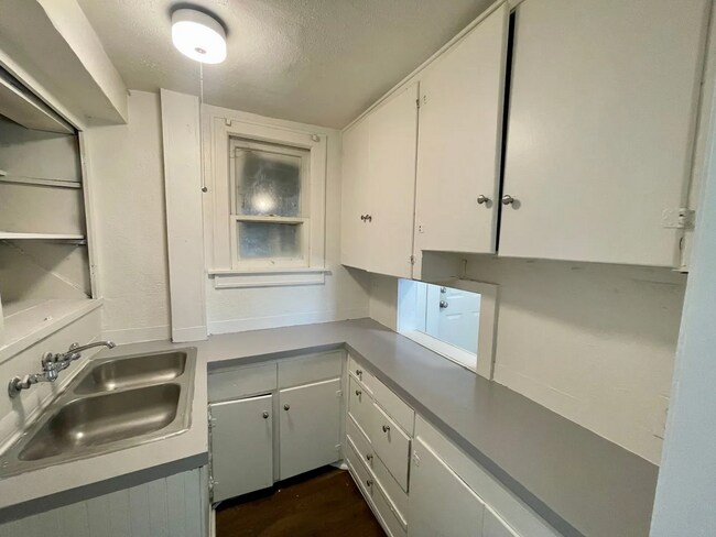 Building Photo - RENOVATED STUDIO WEST CENTRAL APARTMENT | HISTORIC BUILDING | PET FRIENDLY