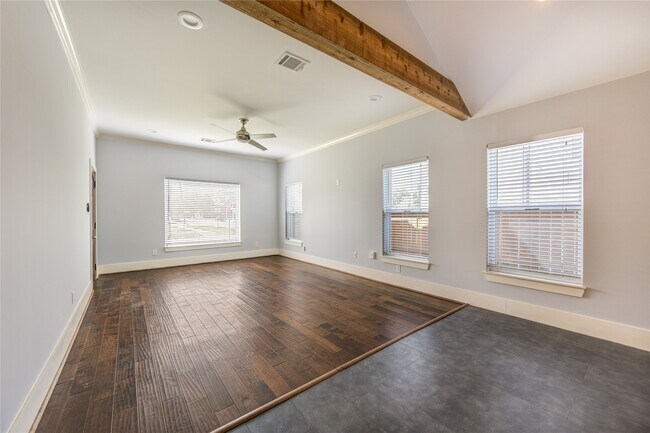 Building Photo - 2401 Eagle St