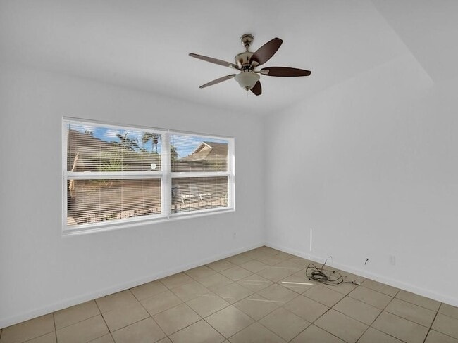 Building Photo - 703 5th Pl SW