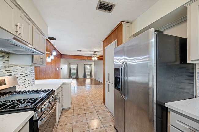 Building Photo - 8110 Bob White Dr