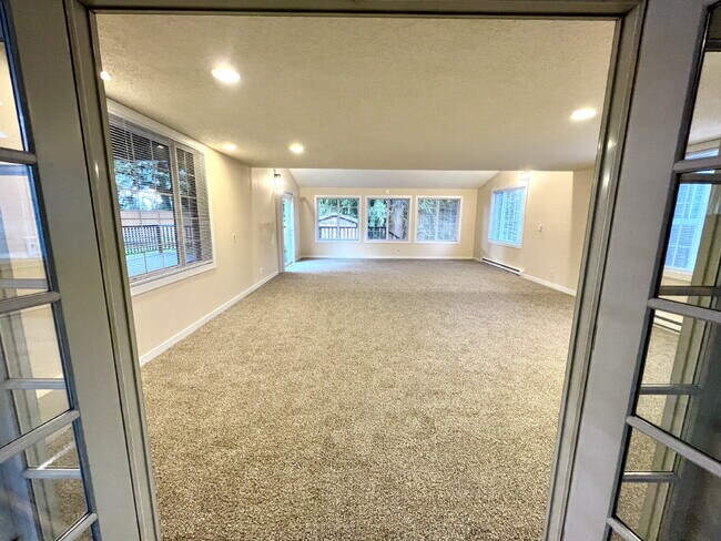 Building Photo - Spacious Living, Functional Comfort & Unbeatable Convenience