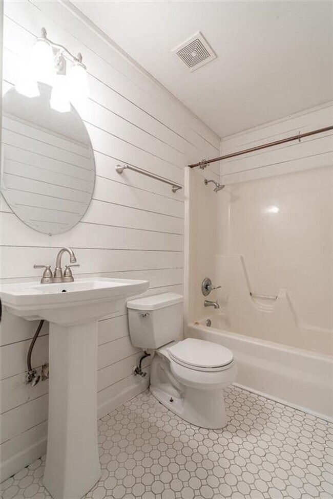 Building Photo - Three Bedroom One Bathroom For Rent