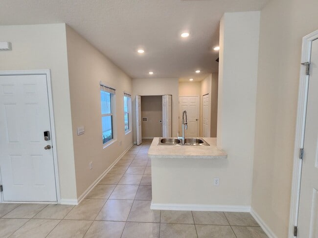 Building Photo - ***TWO WEEKS FREE*** Stunning 3 Bed 2.5 Bath Townhouse!