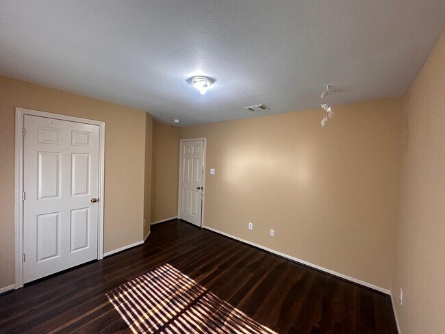 Building Photo - 1607 Parkview Ln