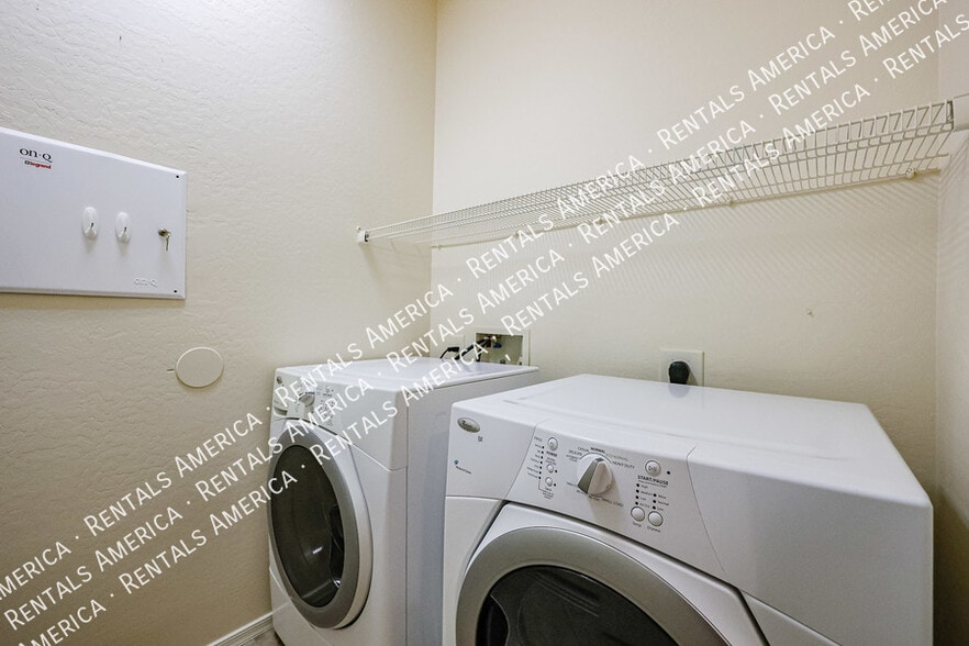 Building Photo - 4325 W Powell Dr