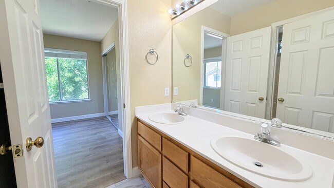 Building Photo - 401 Skylark Ct