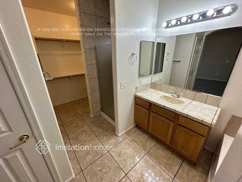 Building Photo - 1645 E Illini St