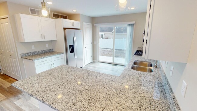 Building Photo - 513 St George St