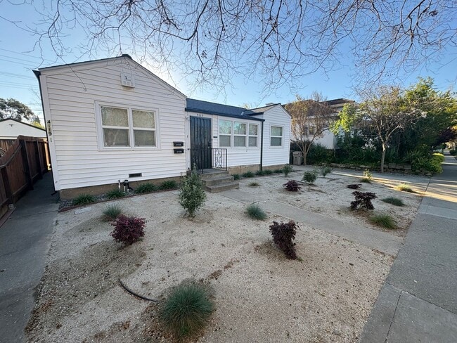 Building Photo - Fully Renovated 3 bed, 2 bath Home