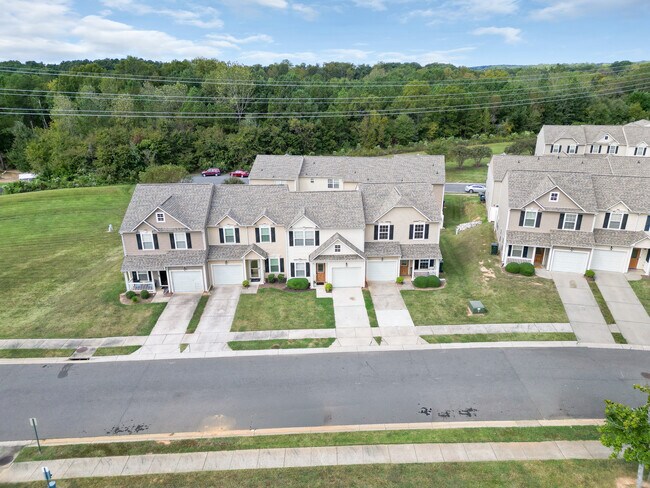 Building Photo - 558 Calen Ln