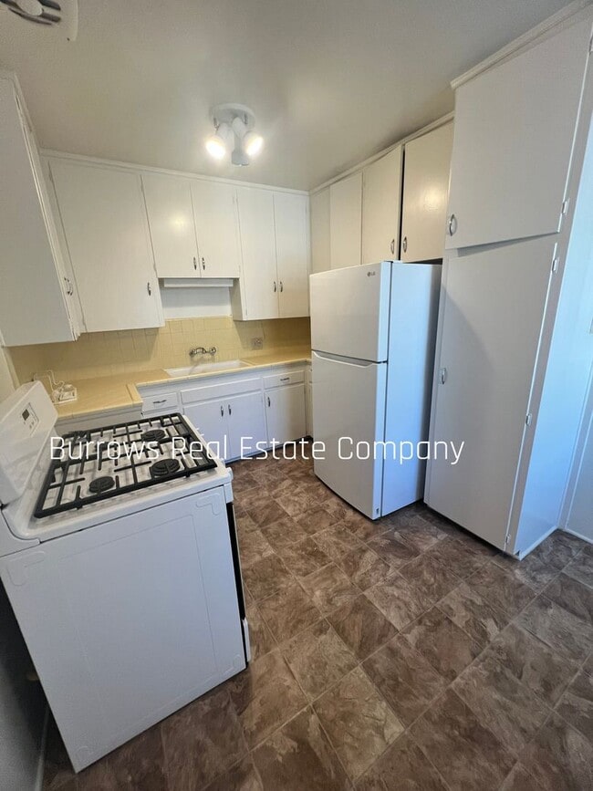 Building Photo - Midtown Ventura - 1 bedroom, 1 bathroom upstairs apartment