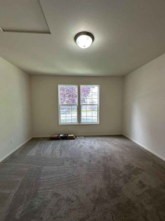 Building Photo - 3 bedroom 2.5 bath off Rd 100
