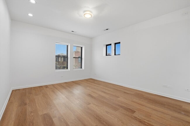 Building Photo - 7308 S Ridgeland Ave